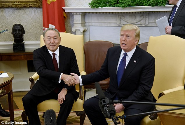 Ông Trump chỉ thẳng mặt, đuổi phóng viên CNN ra ngoài ảnh 1